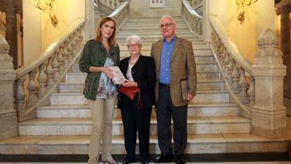 Ibone Bengoetxea, concejala de cultura del ayuntamiento de Bilbao, Sabina de la Cruz, viuda de Blas de Otero y Mario Hernández, experto y amigo del poeta, durante la presentación del libro "Obra Completa".