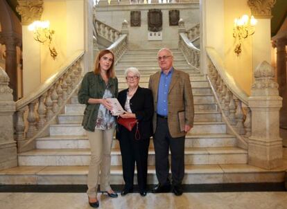 Ibone Bengoetxea, concejala de cultura del ayuntamiento de Bilbao, Sabina de la Cruz, viuda de Blas de Otero y Mario Hernández, experto y amigo del poeta, durante la presentación del libro "Obra Completa".