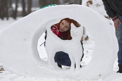 Una mujer trabaja en una escultura de nieve en Chisinau (Moldavia), el 10 de enero de 2016.