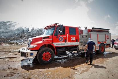 Un camión de bomberos en el Cerro Patacón, mientras los equipos de emergencia intentan apagar el incendio. 