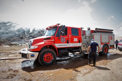 Un camión de bomberos en el Cerro Patacón, mientras los equipos de emergencia intentan apagar el incendio.