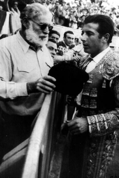 Hemingway charla con el torero Antonio Ordóñez durante una corrida.
