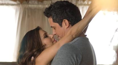 Alejandro Sanz y Eva Longoria trabajan juntos en el nuevo videoclip del músico. En las imagenes del segundo <i>single</i> de su disco <i>Paraíso Express</i>, que se titula <i>Desde Cuándo</i>, aparecen ambos muy cariñosos en una cabaña de madera. La idea que sigue la canción es, según el artista: "¿cómo puede ser que yo me pase toda la vida buscándote y ahora que te encuentro, no seas capaz de decirme ni tu nombre?".