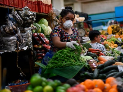 Vendedora de hortaliças num mercado da Cidade da Guatemala