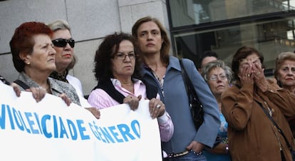 <p>En noviembre de 2010 se modificaron los artículos 756 y 855 del Código Civil para que los condenados por violencia machista (incluía maltrato, asesinato y atentar contra la libertad de pareja o los hijos que convivan con ellos) no pudieran quedarse con el patrimonio de su pareja. Algo que ocurría hasta ese momento. También aquel año se reformó el Código Penal para impedir que los hombres en medio de un proceso penal por violencia machista pudiesen obtener la custodia individual de sus hijos.</p><p>En la imagen, una concentración en Getafe el 15 de octubre por el asesinato de Piedad Torralbo, a la que su pareja mató y después se suicidó.</p>