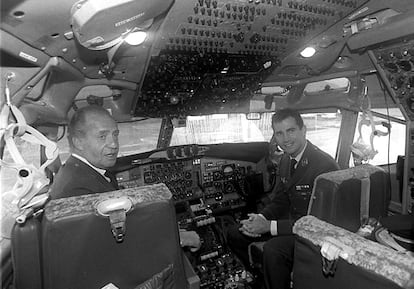 16 de diciembre de 1997. Visita del rey don Juan Carlos I, y del príncipe Felipe a la unidad de inteligencia del ejército del aire en la base de Torrejón. En la foto, el Rey y el Príncipe, fotografiados en el interior de la cabina.