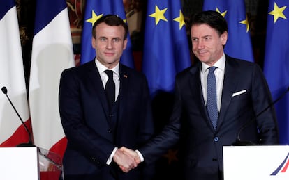 Emmanuel Macron (izquierda) y Giuseppe Conte, el pasado 27 de febrero en Nápoles (Italia).