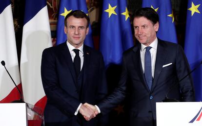 Emmanuel Macron (izquierda) y Giuseppe Conte, el pasado 27 de febrero en Nápoles (Italia).