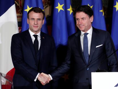 Emmanuel Macron (izquierda) y Giuseppe Conte, el pasado 27 de febrero en Nápoles (Italia).