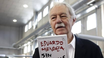 El escritor Eduardo Mendoza, en una imprenta.