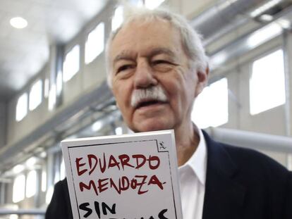 El escritor Eduardo Mendoza, en una imprenta.