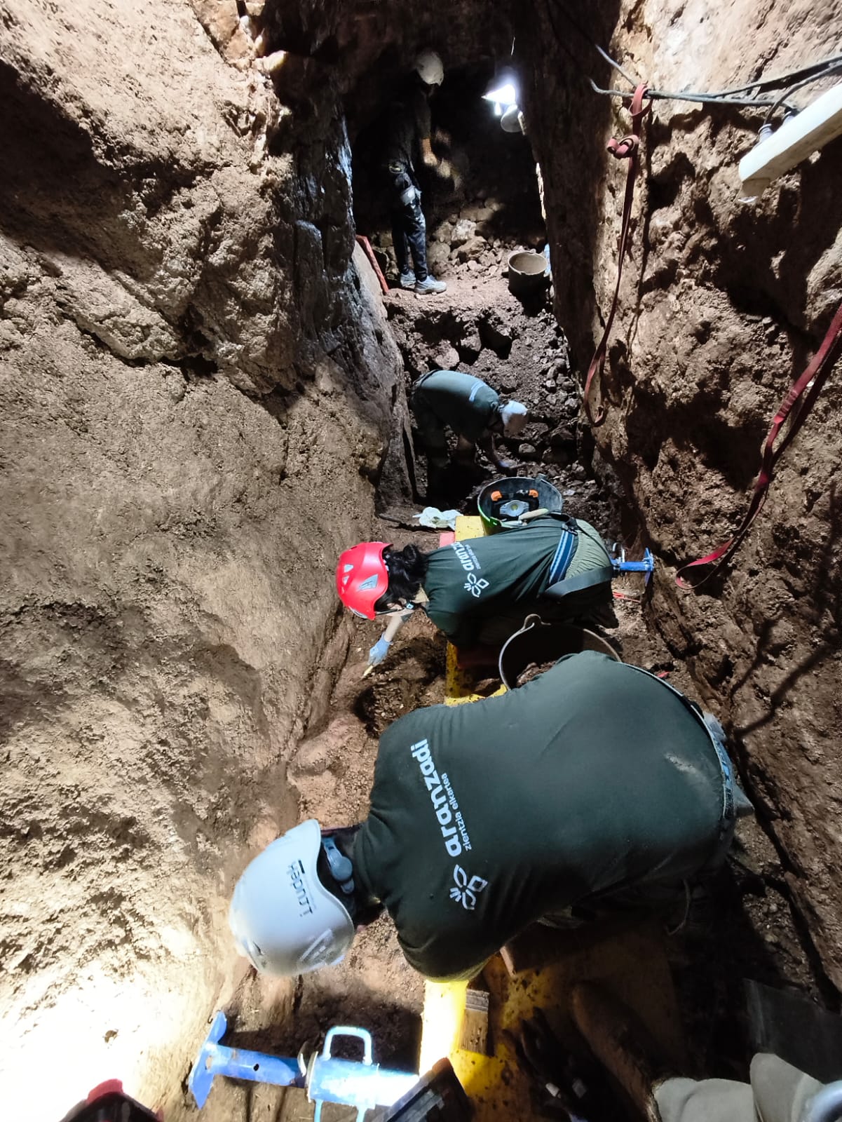 Exhumación de víctimas del franquismo en la antigua mina La Paloma, en Zarza la Mayor (Cáceres)