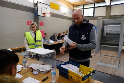 Un empleado de Correos entrega unos votos en una mesa electoral en Durango, Bizkaia. 