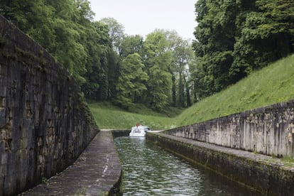Concebido un siglo después que el Canal du Midi, este canal conecta dos de los grandes ríos de la región francesa de <a href=https://www.bourgogne-tourisme.com/ target="_blank"> Borgoña</a>: el Yonne (al norte) y el Saône (al sur). Su construcción comenzó en 1777, pero las dificultades de ingeniería y el debate sobre su trazado óptimo retrasaron su finalización hasta 1832, y para entonces el ferrocarril ya había tomado el relevo comercial a los canales. Sus 242 kilómetros desde Migennes a Saint-Jean-de-Losne pueden recorrerse por los caminos de sirga en unos 10 u 11 días, pero su terreno llano y un itinerario bien señalizado hacen que esta ruta larga sea asequible incluso para los senderistas más novatos. Al hallarse en pleno corazón de la región vinícola más famosa de Francia se presta a la cata de buenos vinos y, como se va a pie, no hay que echar a suertes quién conduce.