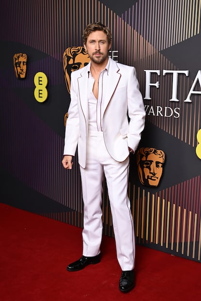 Ryan Gosling, nominado como mejor actor de reparto por 'Barbie', presumió de 'Kenergy' con un traje blanco con ribetes granates de Gucci.