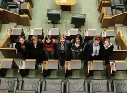 Mujeres representantes de todos los grupos parlamentarios posan en la Cámara en mayo de 2005.