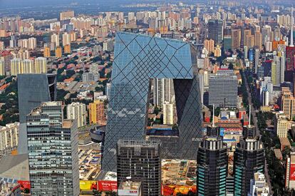 La sede quebrada e inmensa de la CCTV (la televisión china), de la mano del equipo OMA-Rem Koolhaas & Ole Scheeren, en el centro de Pekín. La nueva cara de las megalópolis en China.