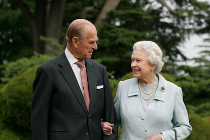 La reina Isabel II y Felipe de Edimburgo, en una foto hecha pública por la casa real británica por sus bodas de diamante, en noviembre de 2007