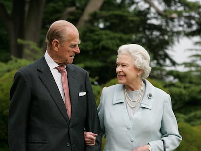 La reina Isabel II y Felipe de Edimburgo, en una foto hecha pública por la casa real británica por sus bodas de diamante, en noviembre de 2007