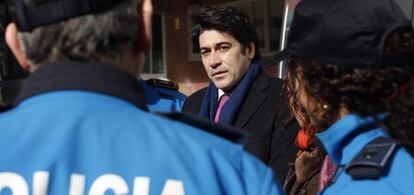 El alcalde de Alcorcón, David Pérez, con policías locales el pasado viernes.