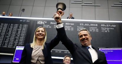 Nicolas Moreau, CEO de la unidad de gesti&oacute;n de activos de Deutsche Bank, DWS, y Claire Peel, CFO, tocan la campana de su estreno en la Bolsa de Fr&aacute;ncfort, en marzo de 2018.