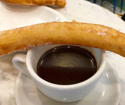 CHOCOLATE CON CHURROS ESPECIALIDAD DE LA CASA / CAPEL 