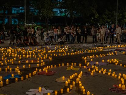 Familiares en busca de desaparecidos encendieron velas en el Monumento a la Madre, el 9 de mayo en Ciudad de México.