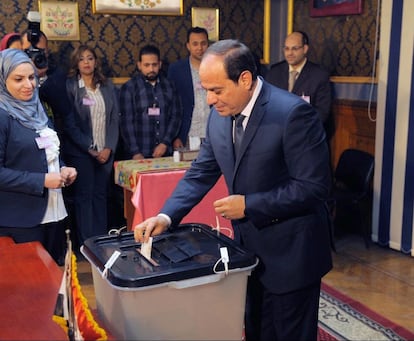 O presidente egípcio e candidato, Abdel Fattah Al Sisi, introduz sua cédula em uma urna, em um centro eleitoral do Cairo.