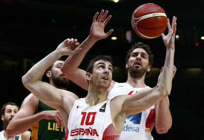 Claver y Gasol intentan coger el rebote