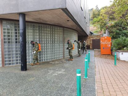El Ejército desinfecta los exteriores del el Centro de Atención Primaria (CAP) de Montgat (Barcelona), este lunes.