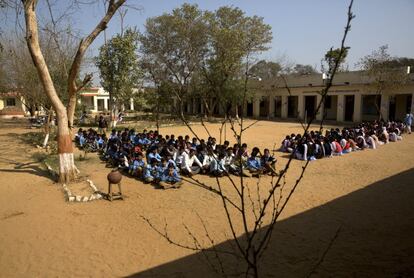 Tras tomar el tratamiento, los niños acuden al patio, como cada día en la escuela.