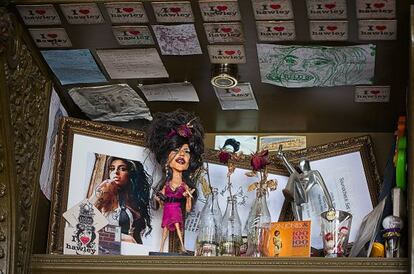En Camden, la figura de Amy Winehouse aún resiste en varios muros y en el interior de algunos ‘pubs’.