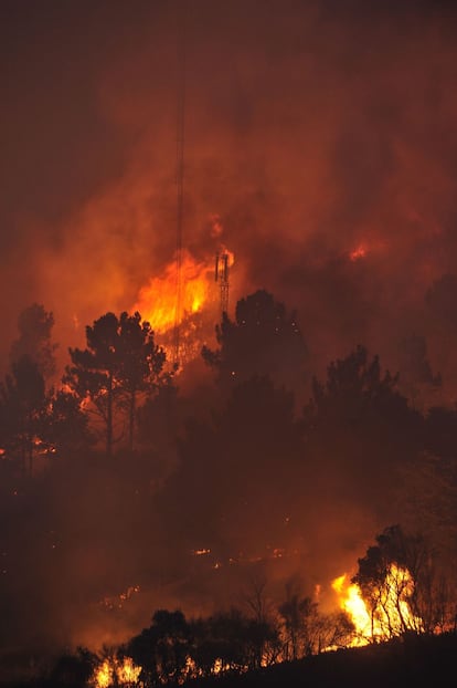 Durante toda la noche las llamas han arrasado más de 100 hectáreas