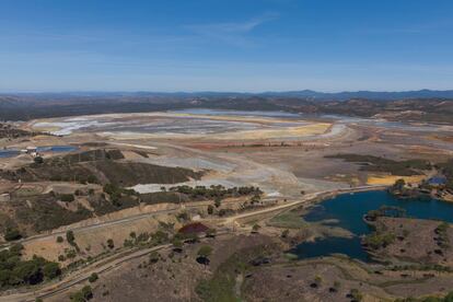 Balsas de lodos de la excavación minera Atalaya en la localidad de Riotinto, vista desde la barriada de La Dehesa.