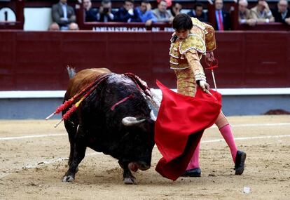 Roca Rey durante un pase a su primer toro.