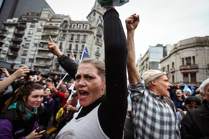 Miles de personas se concentraron frente al Congreso argentino para exigir un aumento de la pensión mínima, de 300 dólares, en una marcha que termina con incidentes y un detenido.