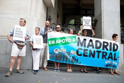 Varias personas se concentran en apoyo de Madrid Central durante la reunión de la Plataforma en Defensa de Madrid Central con el Ayuntamiento de Madrid.