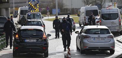 La polic&iacute;a revisa veh&iacute;culos en el acceso al Aeropuerto de Zaventem, en Bruselas. 