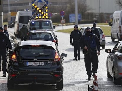 La polic&iacute;a revisa veh&iacute;culos en el acceso al Aeropuerto de Zaventem, en Bruselas. 