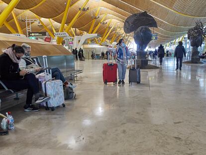 Varios pasajeros esperan en la Terminal 4 del aeropuerto Madrid-Barajas Adolfo Suárez.