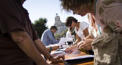 Recogida de firmas a favor de la ILP, el viernes por la tarde.