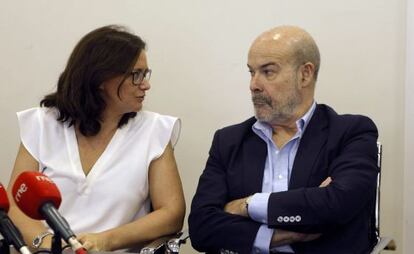 El presidente de la Academia de Cine, Antonio Resines, y la directora general del Instituto de Cinematografía (ICAA), Lorena González, en la presentación del Anuario del cine 2014.