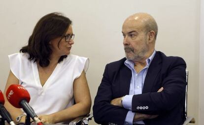 El presidente de la Academia de Cine, Antonio Resines, y la directora general del Instituto de Cinematograf&iacute;a (ICAA), Lorena Gonz&aacute;lez, en la presentaci&oacute;n del Anuario del cine 2014. 