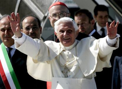 Benedicto XVI saluda al público en el aeropuerto de Roma antes de partir para Australia.