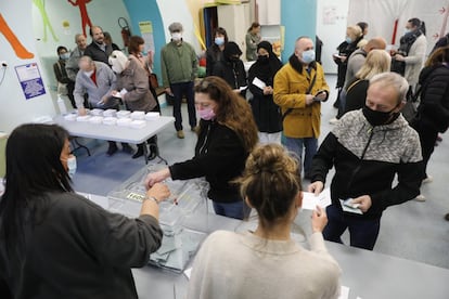 Votantes en un colegio electoral de Marsella, este domingo. Un 25,48% de los electores franceses habían votado a mediodía en la primera vuelta de las elecciones presidenciales, una cifra inferior a la de hace cinco años, según datos publicados por el Ministerio del Interior.