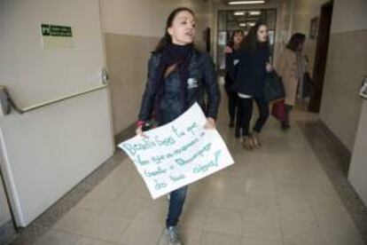 Una profesora muestra un cartel irónico contra los profesores que acuden a evaluar los exámenes para el profesorado en Lisboa, Portugal, el 18 de diciembre de 2013.