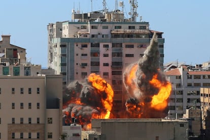 Los ocupantes recibieron una orden de desalojo antes de producirse el ataque. Se trata de la quinta alta torre que la aviación israelí bombardea en la actual escalada bélica contra las milicias de Hamás en Gaza.