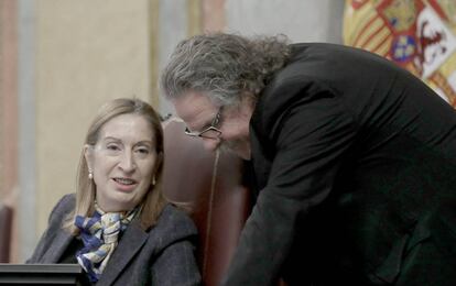 La presidenta del Congreso, Ana Pastor, con el diputado Joan Tardà en el pleno.