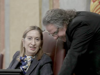 La presidenta del  Congreso, Ana Pastor, con el diputado Joan Tard&agrave; en el pleno.