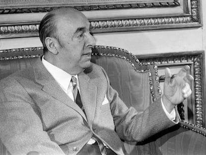 Pablo Neruda en una rueda de prensa en la Embajada de Chile, en 1971.